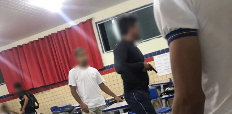 Vigilante é afastado após mostrar arma de fogo a alunos que entraram de bermuda em escola em Moreno