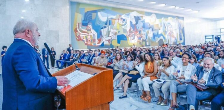 Governo anuncia R＄ 2,4 bilhões para recompor orçamento de universidades e institutos federais