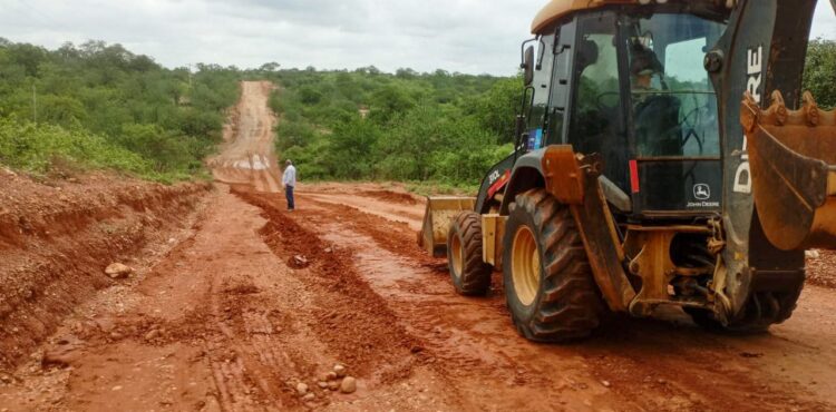 Patrolamento: Prefeitura continua com operação emergencial em estradas vicinais de Petrolina durante as chuvas