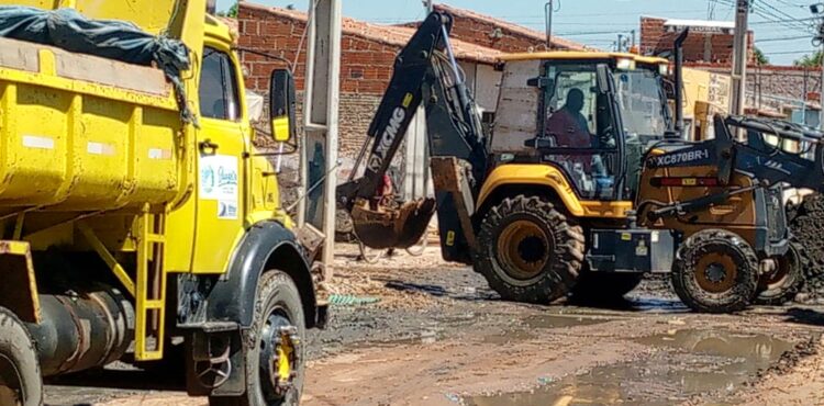 Juazeiro recebe patrolamento no bairro Antônio Guilhermino e Residencial Dr. Humberto Pereira