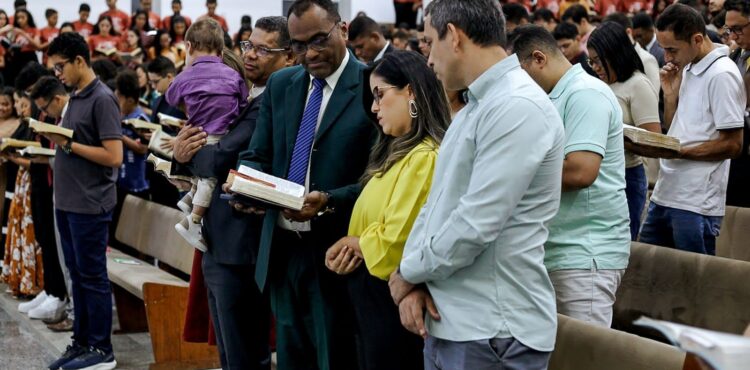 Lara Cavalcanti participa de culto ao lado do candidato a vice prefeito, irmão Weliton