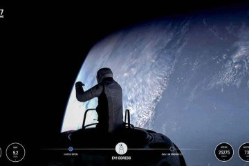 Astronautas saem de nave da SpaceX e flutuam no espaço; veja