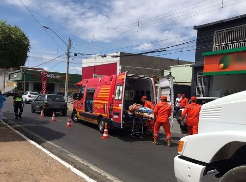 Acidente entre carro e moto deixa motociclista ferido na Avenida das Nações, em Petrolina