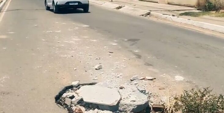 Poço de visita obstruído na Avenida da Esperança representa risco à segurança no bairro Dom Avelar