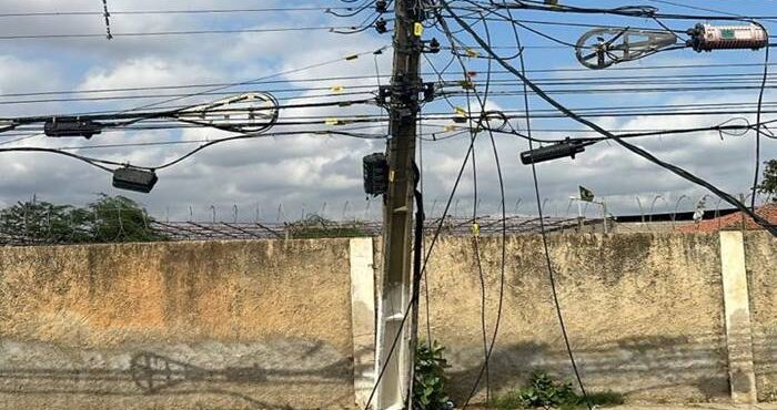 Poste derrubado causa transtornos no trânsito de Petrolina; reparo previsto para a tarde