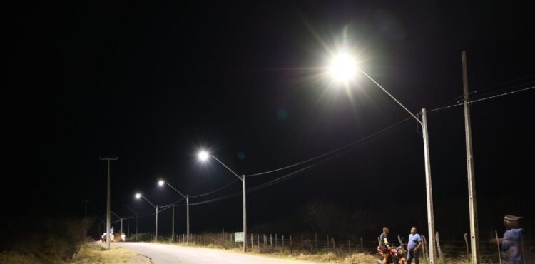 Vias de acesso às áreas irrigada e ribeirinha recebem novas lâmpadas de LED em Petrolina