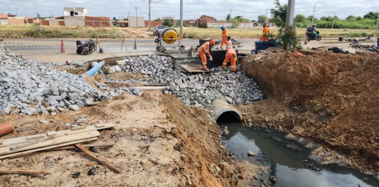 Prefeitura executa obra de drenagem no bairro Jardim Petrópolis em Petrolina