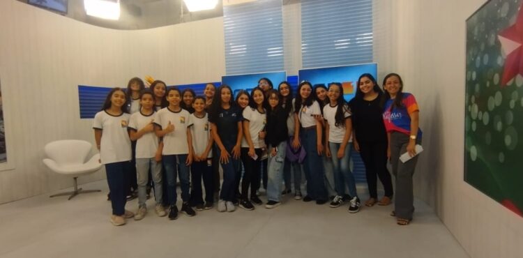 Estudantes de Escola Municipal tem experiência única ao vivenciar rotina de uma emissora de TV