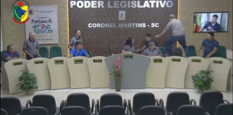 Vereador corre atrás de outro durante confusão em sessão legislativa de SC: ‘Cala boca, baba ovo’