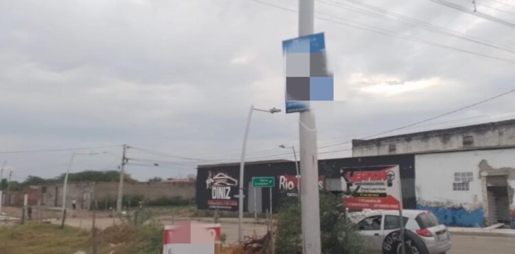 Placas irregulares de publicidade seguem sendo retiradas em Petrolina