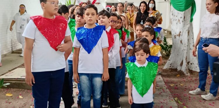 Com cantata de natal, Papai Noel e voluntários distribuem presentes às crianças do Hospital Dom Malan em Petrolina