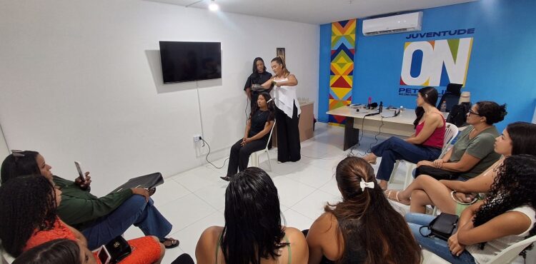 Oficina de penteados abre caminhos e fortalece confiança de jovens mulheres em Petrolina